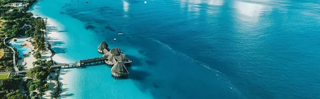 luchtfoto van strand op zanzibar