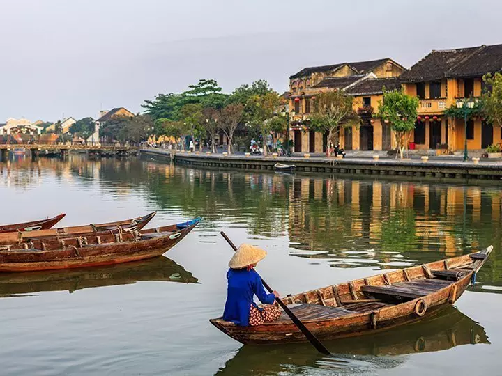 Vietnamese vrouw peddelt in het oude stadsdeel van Hoi An, Vietnam.
