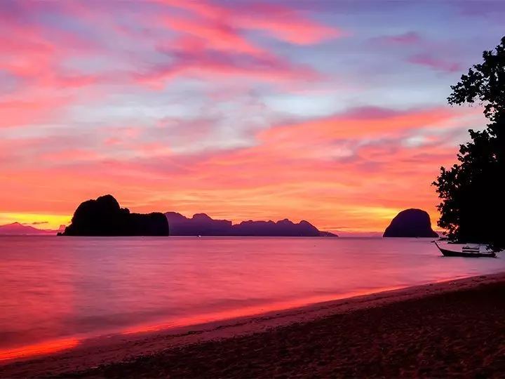 Zonsondergang bij Koh Ngai in Thailand