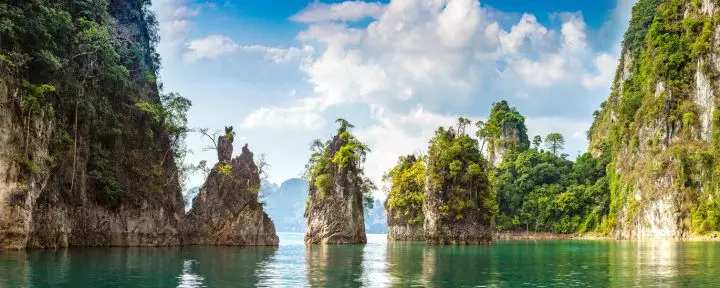 Kalksteen in het Cheow Lan meer in het Khao Sok nationaal park