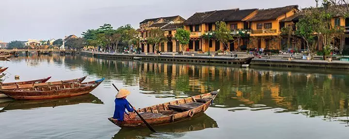 Vietnamese vrouw peddelt in het oude stadsdeel van Hoi An, Vietnam.